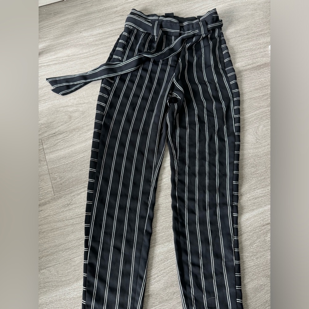 EXPRESS Black Striped Women's Pants